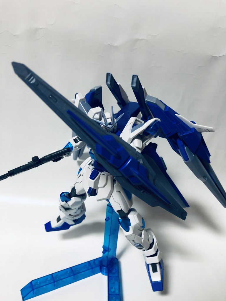 シールドは格闘攻撃も考えて製作しました。バインダーガンとウイングガンダムゼロ炎のパーツを使用しました。