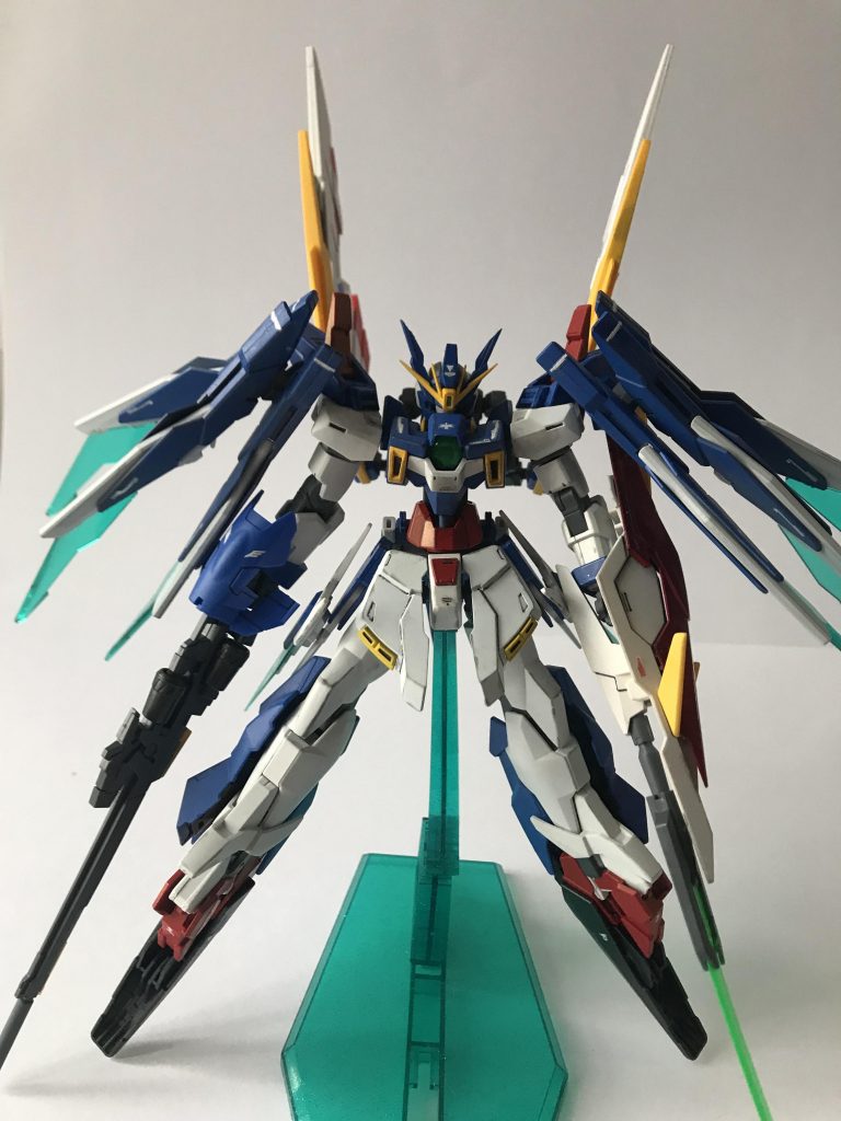 通常状態。肩のFファンネル[三爪痕 トライエッジ]は主にバインダー兼防御フィールドの展開に使用。