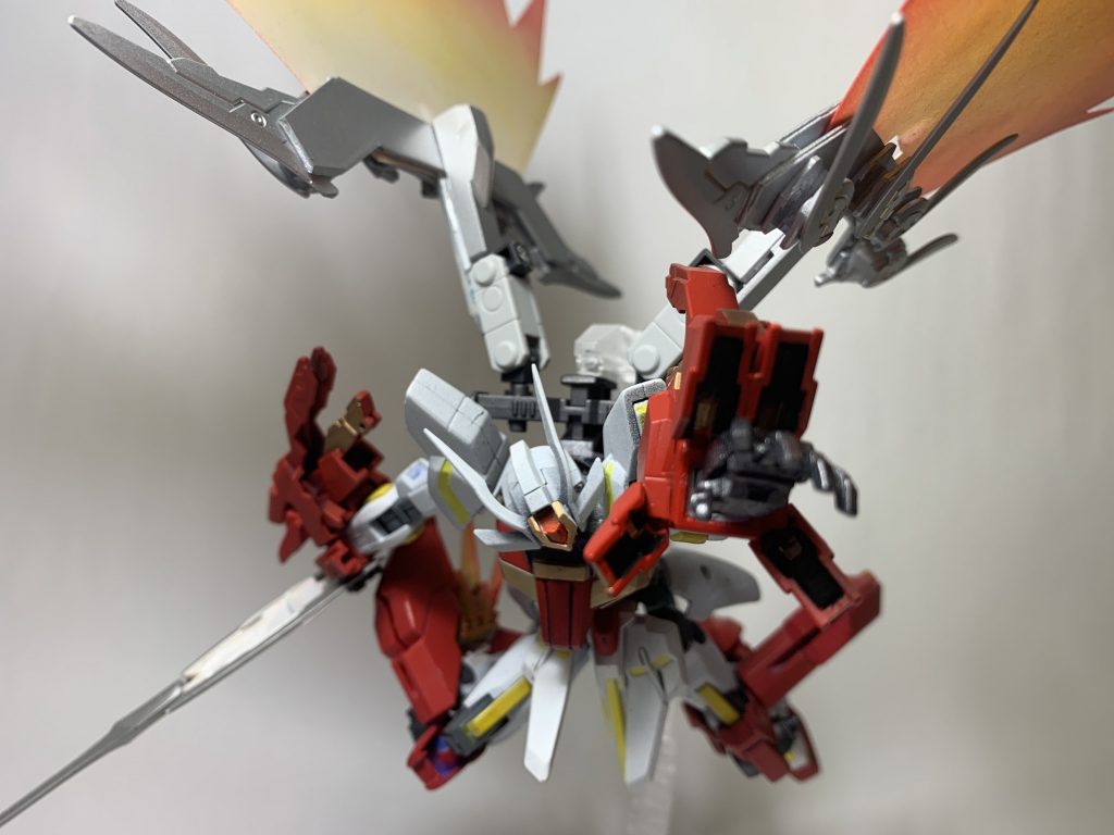 両腕の近距離武装『シャイニング・スマッシャー』
ゼノンフェースのシャイニングバンカーやデスティニーのパルマフィオキーナがイメージです。