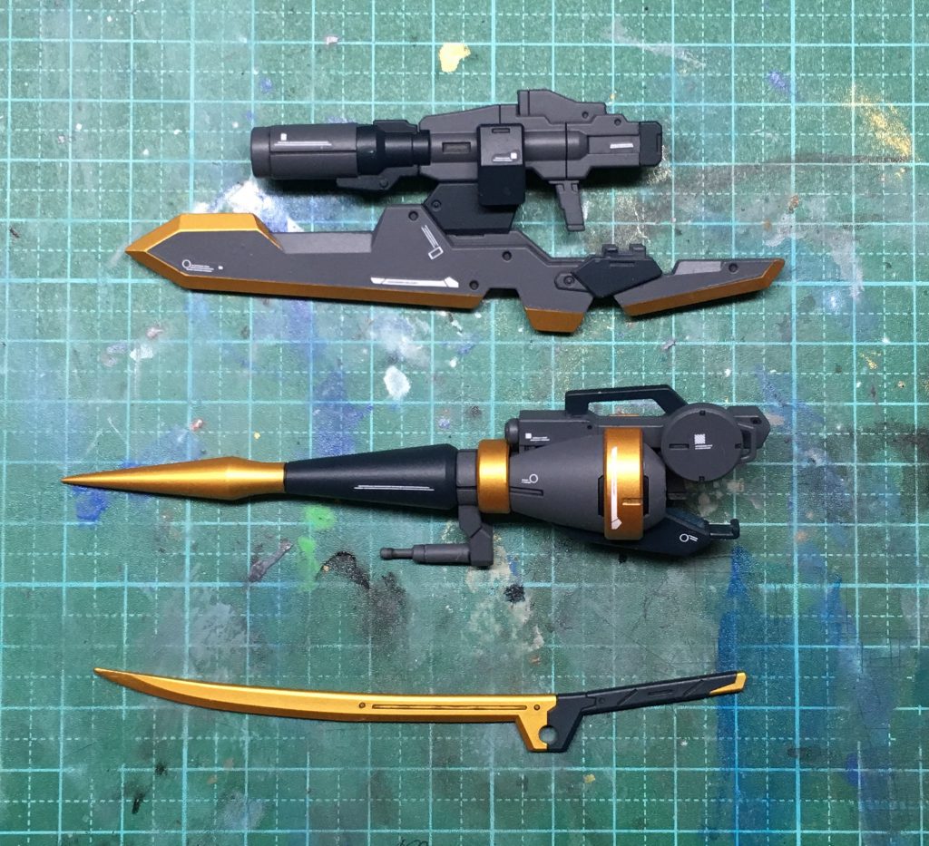 ・武装:上から「オートクレール」、「デュランダル」、「太刀」の3つが主な手持ち武器です。この3つは金色部分に希少超硬合金(レクスネイルやバエルの剣)が使用されているという設定で塗り分けました。基本武装は右手にオートクレール、左手にデュランダルを持ちます。また両者共に遠距離武装が内蔵されているため、オールマイティな戦法が取れます。
太刀は折れぬ剣と言われたバエルソードと相討ちを交わした伝説の太刀として、装備されています。
またこの他に、ドリル兄やダインスレイヴが主な武装としてあります。