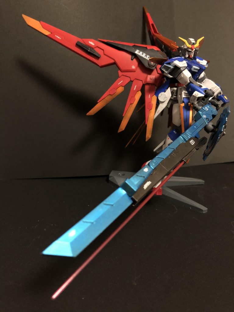 ## 複合兵装システムA.L.I.S.A's(アリサス)
*A*scension's
*L*ong rifle
*I*ncluded 
*S*word 
*A*nd 
*S*hield
アロンダイトに名無し砲とシールドを組み込んだ兵装。直訳する と**『剣と盾を含んだアセンション専用ロングライフル』**。略の意味は**『アリサのもの』**。このアリサがなにを意味するのかは……後述参照。
発想はプロヴィデンスの複合兵装防盾システムと同じである。
剣形態は先端の刀身とビーム刃を使うため、従来の対艦刀と同じ。
先端の実体部分で貫いたのちに、ビーム刃をドライブさせ致命傷を与えるという使い方も可能。