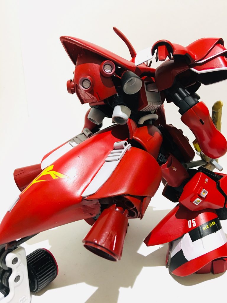 バックパックは制御、索敵用サイコミュ
肥大化したリアアーマーはスラスター一体型になっておりiフィールドも搭載されている。