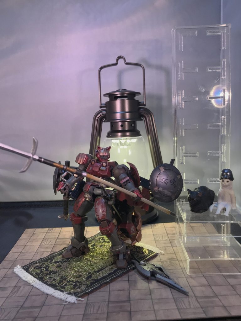 十字槍と2つのフレキシブルシールド。
傍らには猫ちゃんの姿も。