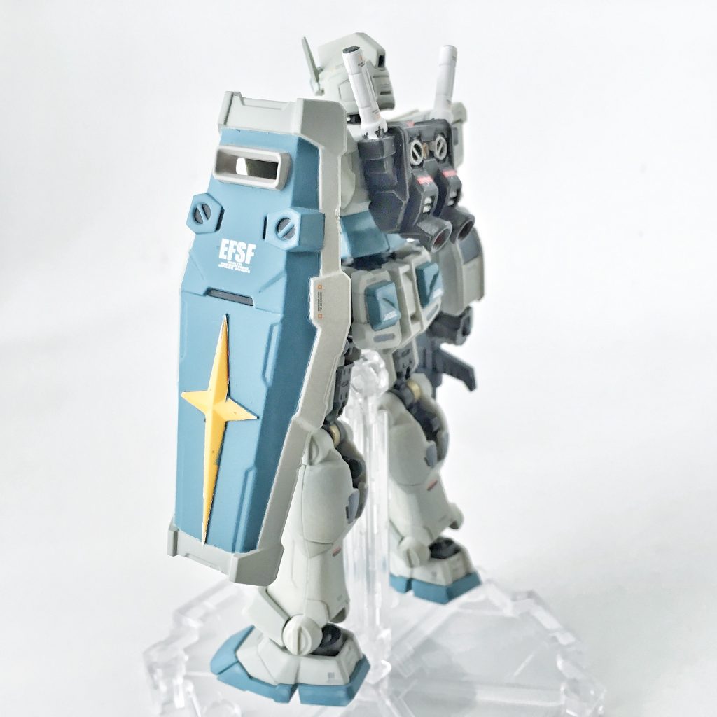 ビームライフル、シールドを装備して素立ち(左後ろ斜め45度)