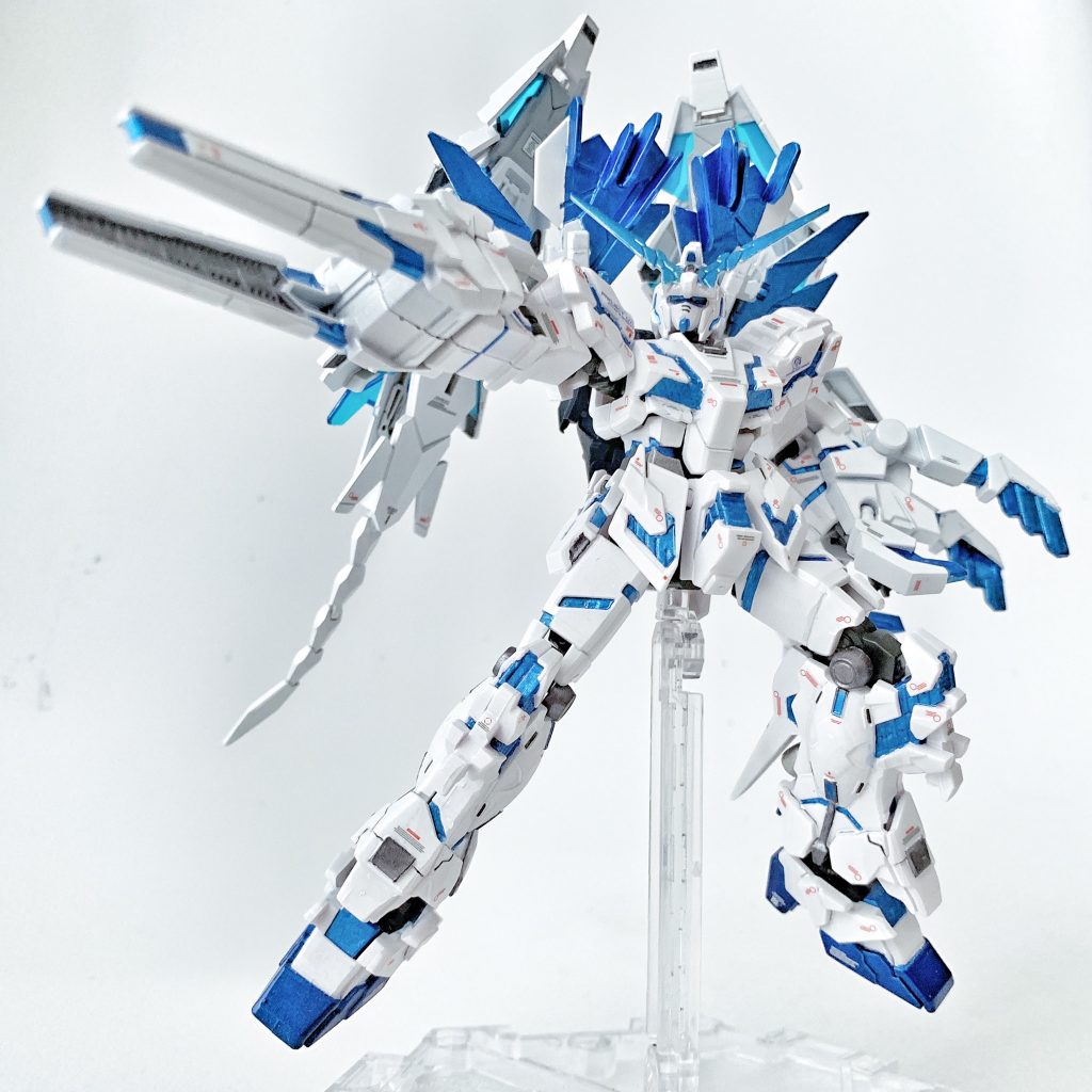 適当にポージング。Gフレームの変態可動は各アームド・アーマーの干渉で制限されます。