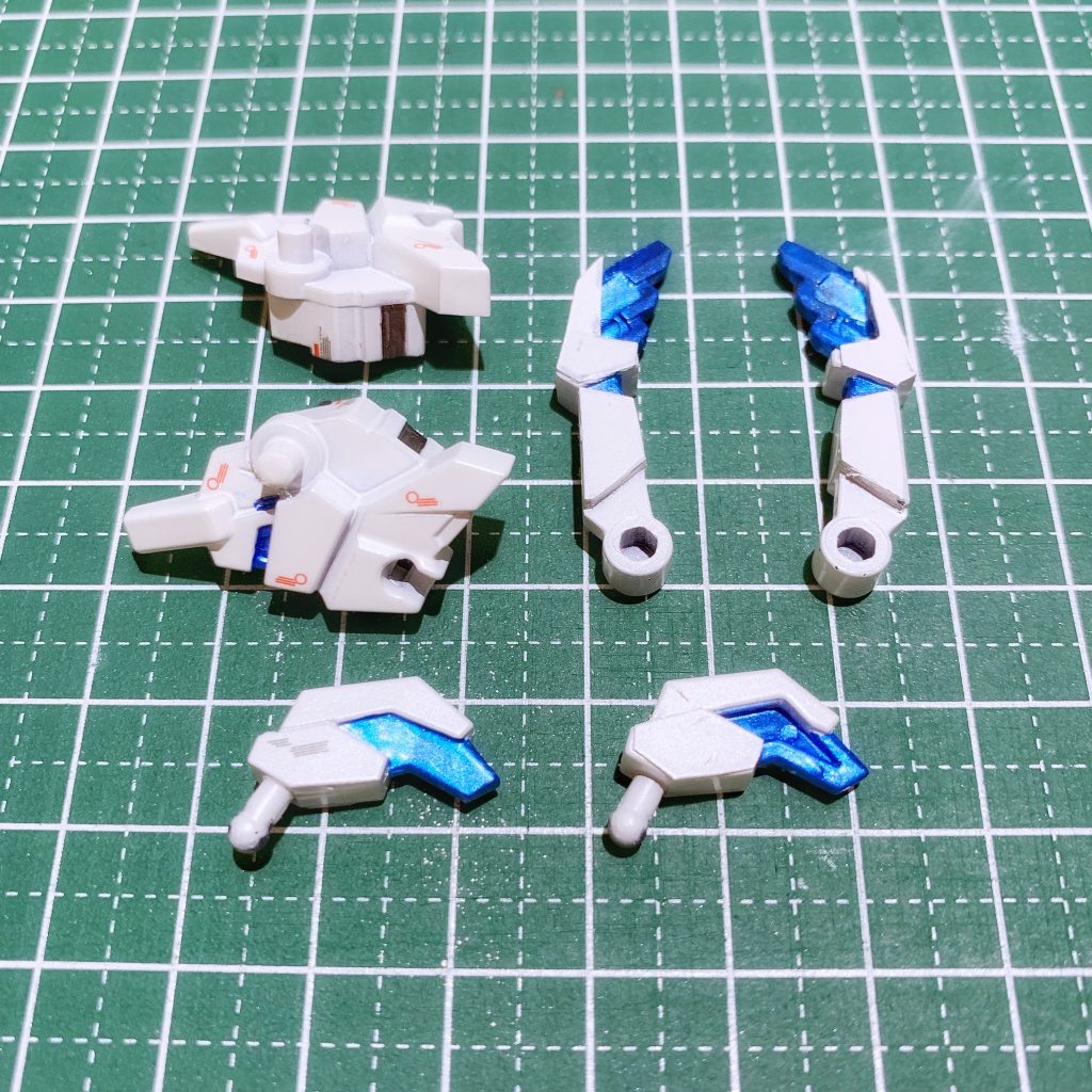 AAVN。真っ黒だったパーツを塗装でリノベーション。各クローの内側は肉抜きがあるため、プラ板でふたをしています。