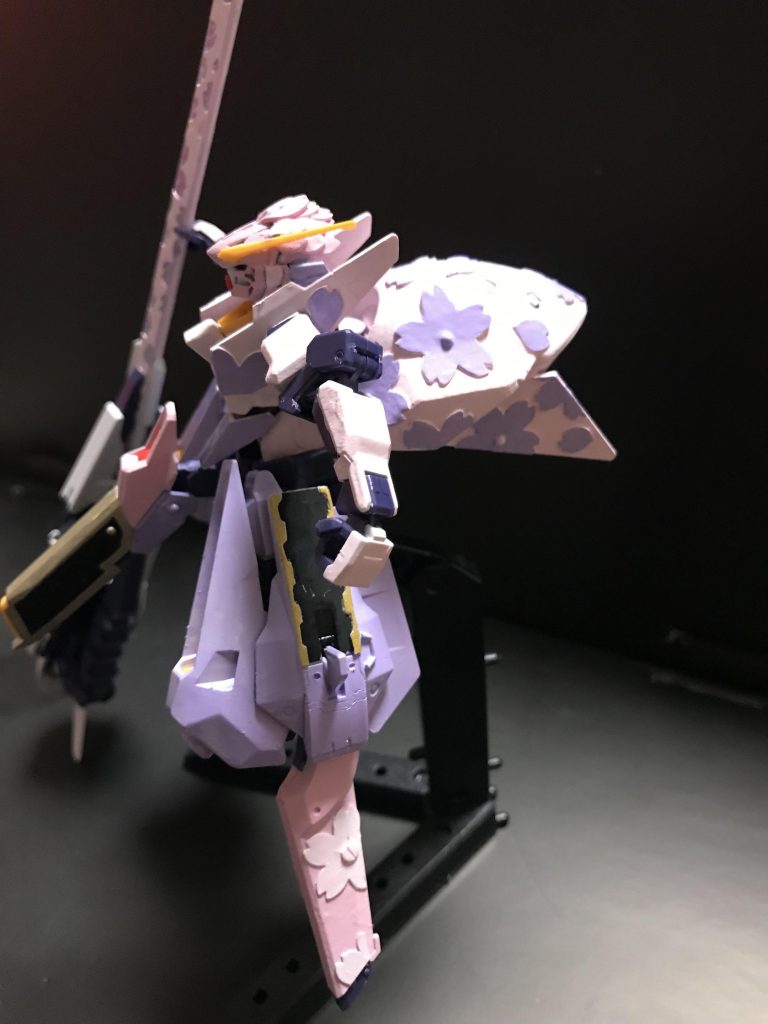 紙用の押すだけで切り抜きできるアレで、薄いプラ板なら何とか型抜き出来るけど、デカイのしか無かったのが残念。