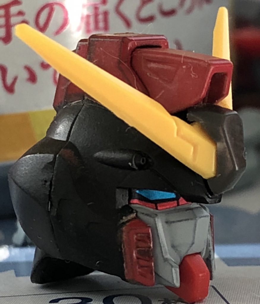 頭の仕上がりは並ですが、頬のダクト塗り分け、トサカの塗り分けなど、綺麗めにできて嬉しかったです。
目はいつも通りシールです。