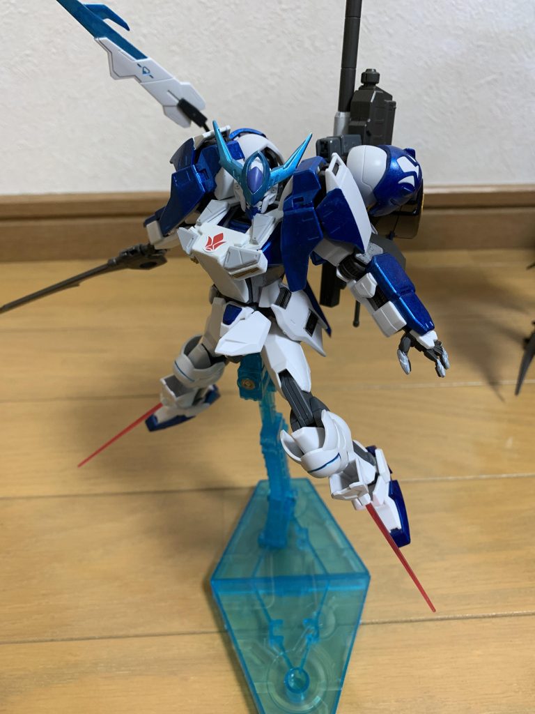 脚部にビームサーベルを装備
背部テイルブレードと合わせて変則的な格闘戦を展開する