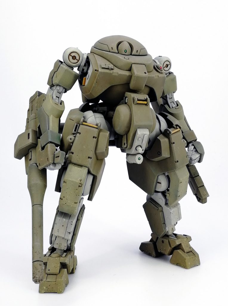 設定的なアレ
ラーダ民会連邦系普及機が途上国や民間軍事組織へシェアを広げる中、その性能においては文字通り隔世の差を持つゲイレモアはグリモレイルからの機種転換シェアすら伸び悩んでいた。
というのも過剰な内装性能を十分に運用できるのは一部の先進軍事組織のみであり、多くの場合グリモレイルの近代化改修型からの機種転換を急ぐ必要を見出されなかったのだ。
グリモレイルに倍するその価格とさらに高額な支援システムを必要としない、あるいは対価を支払うだけの経済力を持たない。本機はそういった需要に向け開発された、普及型完全第三世代機として誕生した。
フレームの基本設計はゲイレモアを引き継ぎながら、最も高額であるコアユニットを改設計しグリモレイルの三割増し程までに価格を抑える事に成功している。
主な変更として必要のない過剰出力を未来への余裕として持たせていた主機出力を現時点では十分とされるレベルに調整、パイロットにも適応処理を必要とするBMCI(ブレインマシンコントロールインターフェイス)を機体のみで完結可能なセンサーシステムと精密動作モードの手指のみに変更、そして支援システム込みでの運用が必須となる高度戦術データリンクをオプション化、の三点が行われている。
本機はグリモレイルタイプの純粋な上位互換機という性格から広く受け入れられ、その完成をもって近代化改修の限界に達していたグリモレイルタイプの新規生産は終了とされた。
画像の機体はとある私設軍事組織が運用するもの。
フレーバーなので設定の全体図は自分でもちゃんと把握はしてないです的な。