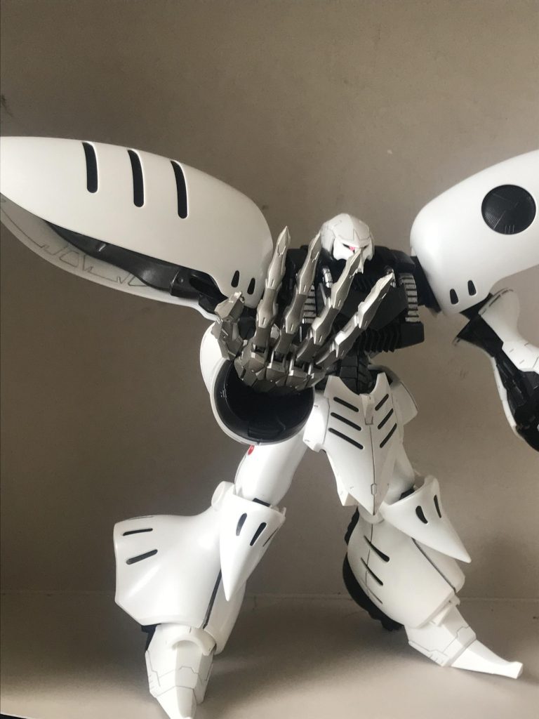 ダムドの特徴ある大きい手が
存在感を出してます