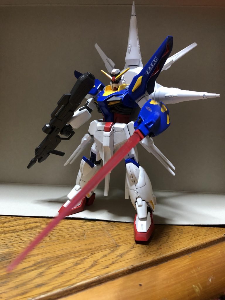 続いてビームサーベル
意外に大型になっているのが特徴的です
あまり可動は聞きませんがその