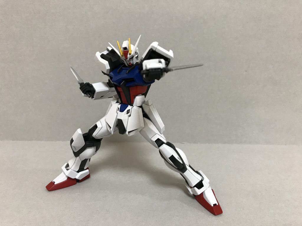 アーマーシュナイダーを構えて
ストライクは何もつけてない状態が一番好きです
ガンダムの伝統であるトリコロールを守りながらも黄色は最小限に抑え、機体各部から除くフレームの配置が芸術的