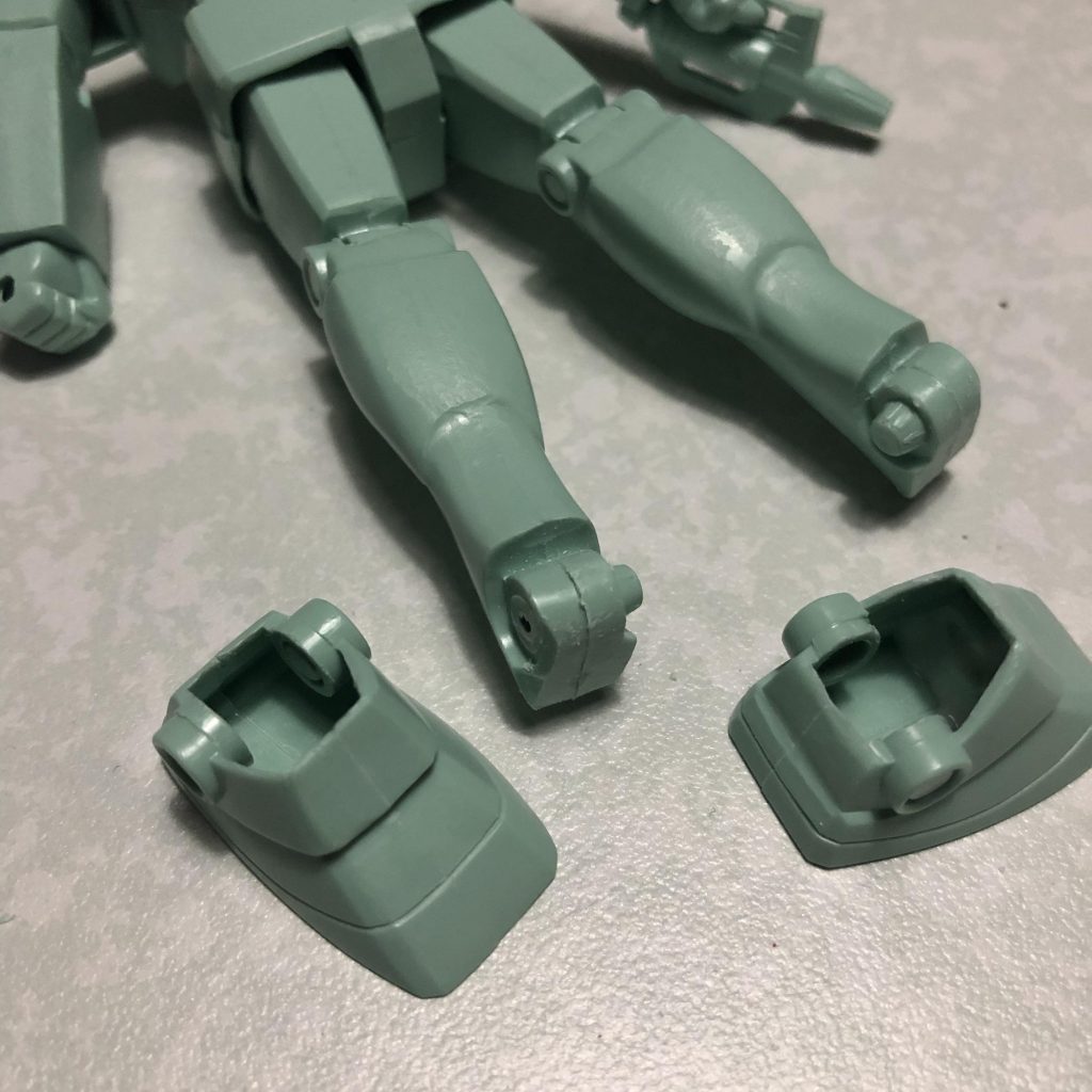 足首外側のダボを切り落とし稼働を確保しました☆