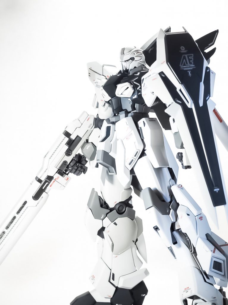 最後に使用塗料ですが全てガイアの塗料を使用してます。
白 スチールホワイト
薄いグレー ニュートラルグレーⅡ
濃いグレー ニュートラルグレーⅢ
胴とバックパック ミッドナイトブルーとニュートラルグレーⅤ
フレーム メカサフヘビーとスターブライトアイアン
バーニアは黒下地にライトステンレスを吹いて、その上にプレミアムミラークローム
調色はめんどうなので、瓶の塗料をそのまま使ってます(`・ω・´)