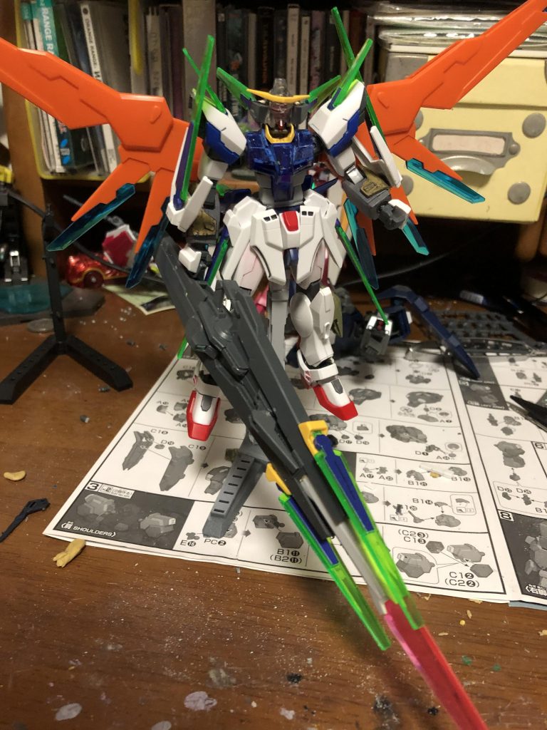 ## 初期の状態
武器や細かなディテールがことなりますがパーツ構成はほぼ同じです。
頭部はデスティニーのものにコレクションシリーズのカオスのアンテナを少し加工して接続(写真のはビルバの移植しようとして失敗している)
羽はスクランブル
胸部はデスティニー
腹部がクロスボーン
肩がFX
前腕がデスティニー
腰から太ももはビルドバーニング
フロント、サイドアーマーはスクランブル
脚部はこの頃はシャイニングブレイクの余剰パーツですが諸事情でインパルスに
アンクルアーマーはビルドバーニングのものをカットし反転
靴はビルドバーニングです
胴体と肩の接続はボールデンアームズの一番小さいものを使用
ちなみに使用したデスティニーは13年前の *ガンダムEXPOの限定クリア版*
小学生の自分が作って、もうガラクタ同然だったので頑張って今の力でリメイクしました。
しかし使用した箇所は上半身の一部のみなのでデスティニー部分は全体の3割程度。
あとはなんか色々似てるパーツで誤魔化しました笑笑