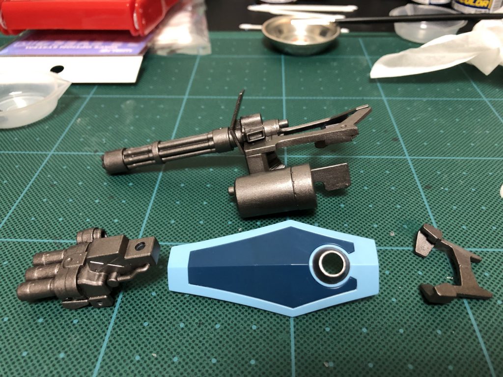 銃器系は焼鉄色で筆塗りしてます。シールドの穴周りもデフォルトは水色だったので、筆塗りしました。