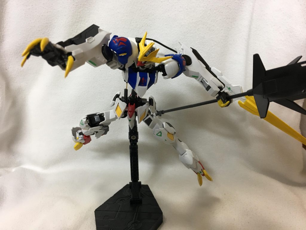 見ていただいているようにガンダムフレームを限界まで拡張しています（胴体フレームの改造は にわ さんのものを応用させていただいています）
また表現のためにもう1セットレクスの手首を用意してハッタリが効いたものと手首が曲がっているものを用意しました