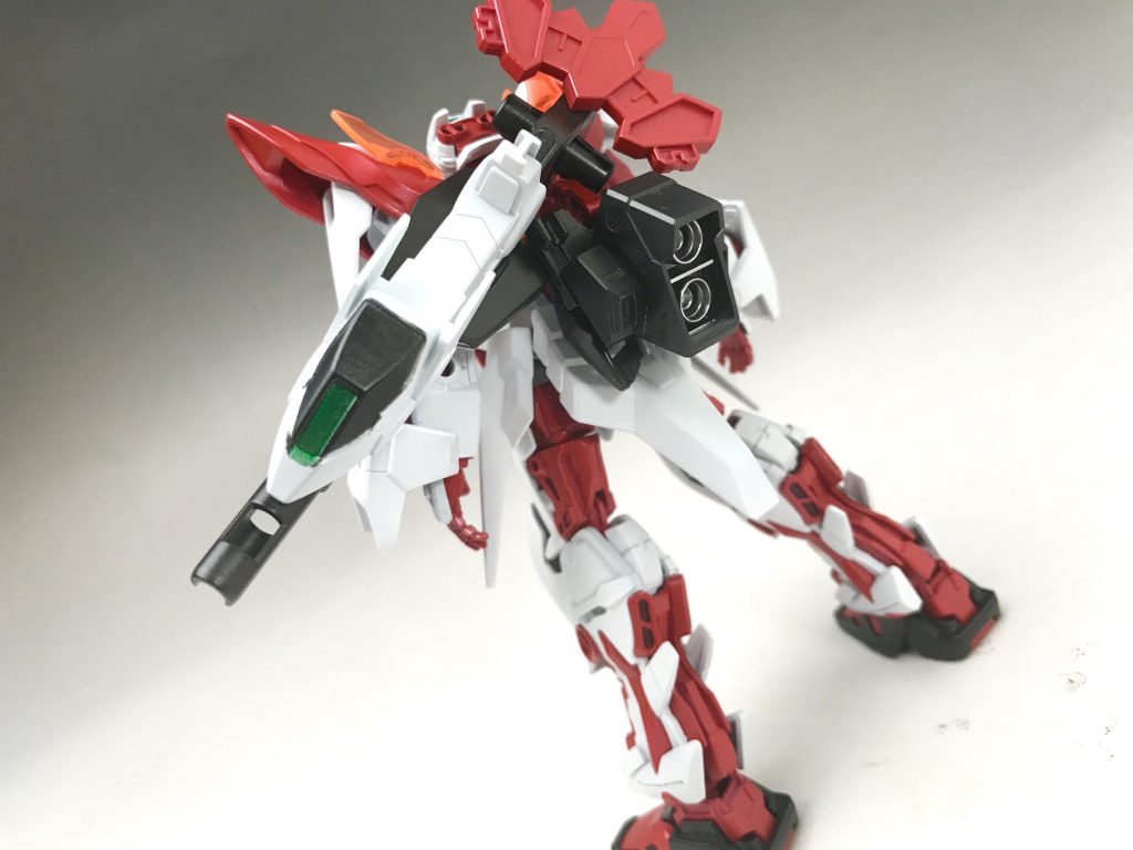 バックショット
腰あたりのメインスラスターはアストレイのフレームをそのまま活かしてるので武器を取り外した際にせり上がります