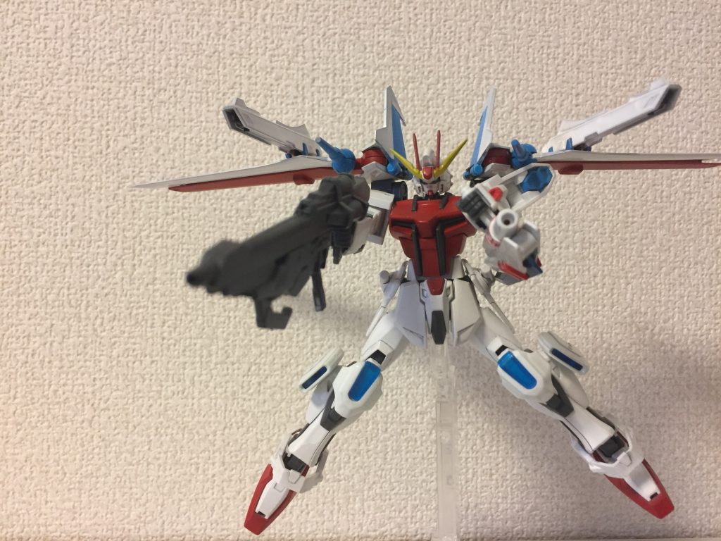 フルバースト
ノワールストライカーに装備されているリニアキャノンとライフルを併せて放つ。これによりスピードだけでなく火力でも押し切れるようになった。
しかしエネルギー消費が激しいため、バトル中では一回しか使えない。