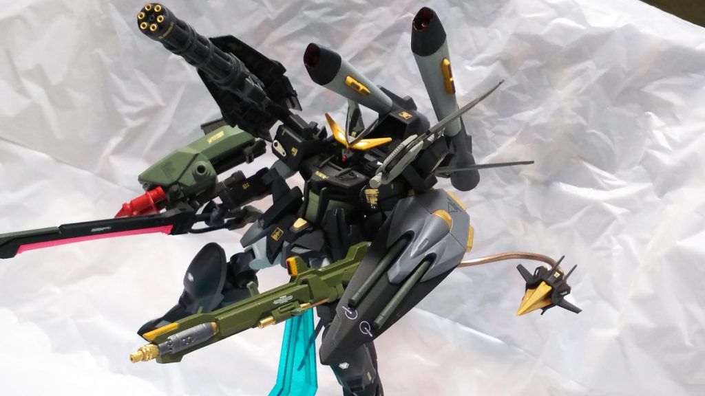 全乗せはロマン。パーフェクトストライクパックもロマン、そこにデカい砲台があればもう。
尻尾みたいな感じでグレイプニールつけてみた