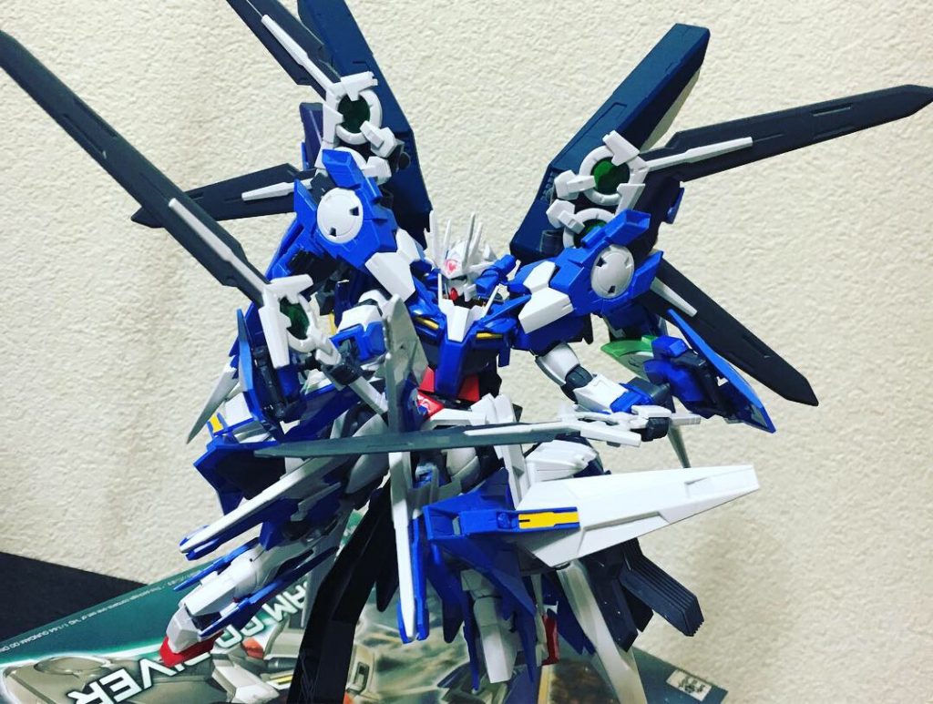 ｢GNダイバーソード」2対の実体剣。ダブルオーダイバーエースからの流用。大型GNコンデンサーを内蔵しており、圧縮粒子を解放し、剣に纏わせることで圧倒的な切断力を誇る。両肩のツインドライヴに接続して粒子の再チャージが可能。