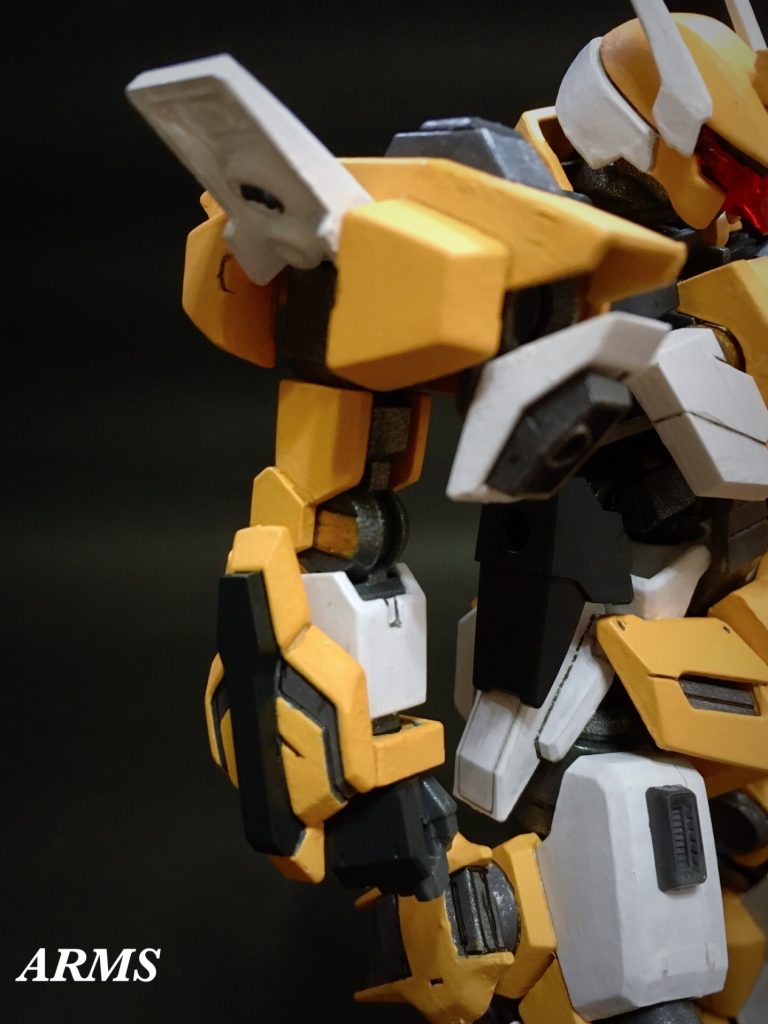 腕部:肩はライトニングガンダムから。前腕のガードはX魔王から。