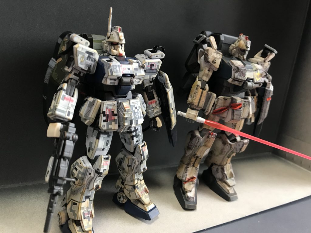 旧キットと比べてみると旧キットの方が背が高いんですね^_^新キットはずんぐりムックリ感が増してます^_^旧キットの方が何気に胸のパーツ動いたり、パラシュートパックの紐の留め具があったりして、なんで新キットの方がショボいの…?と思ったり笑