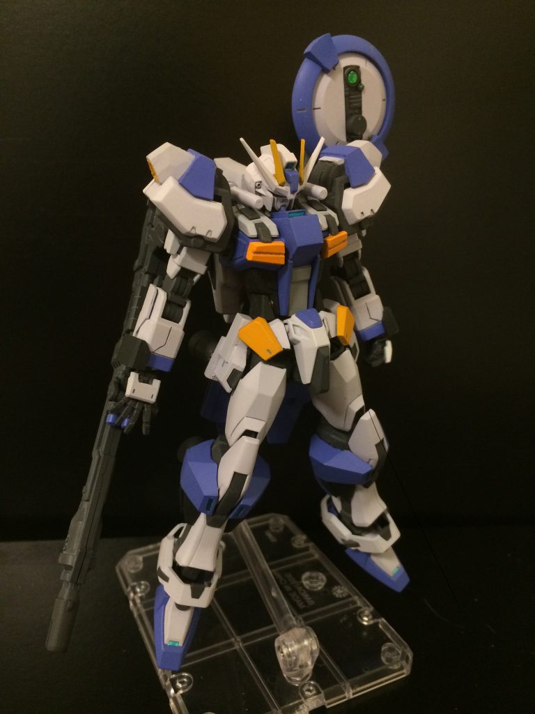 FRONT
遠距離射撃が基本なので機体各部にカメラや、センサーが増設され、機動性向上のため肩部にスラスターが追加されています