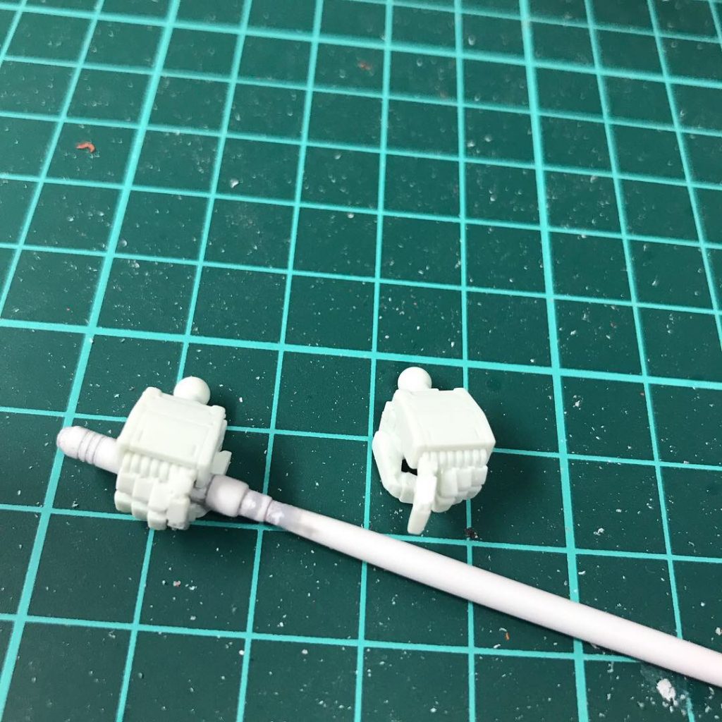 ビルダーズパーツMS HAND01を銃の持ち手を改修してサーベル用に改修しました。