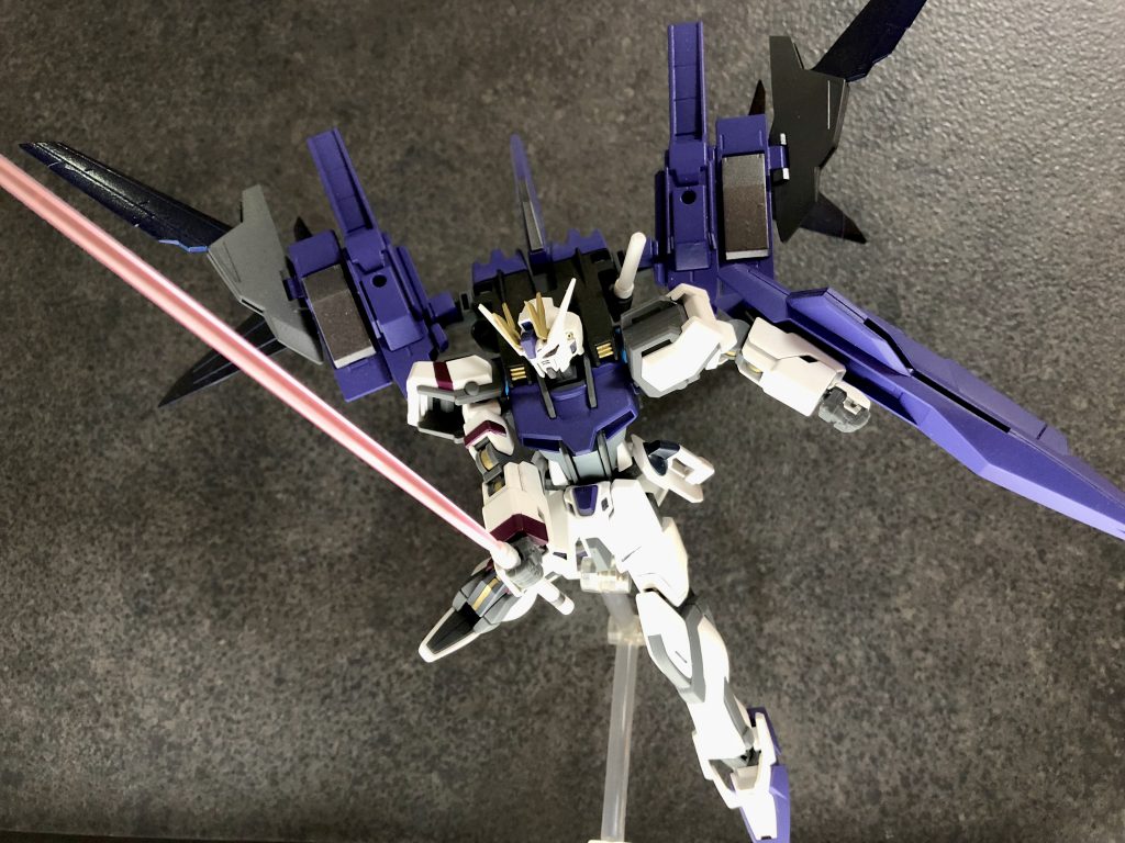>>ストライク2号機 そもそもはストライク1号機の予備機でありしばらくは模擬線でしか使われていなかったが、『プロジェクトストライク』発令でのパイロットの増員により、シルバ専用機としてアップグレードをはたした。 専用機として改修した際は、ラベンダーを基調したVPS装甲となっており頭部センサーが改良されている。また、アーマーシュナイダーがビームサーベルに変更された。パイロット:ジーナ=アリア=カーマイン(予備機)      ⇨シルバ=ローレイス(専用機)>専用ストライカー【ライトニングll(エールストライカー改)】 ジャスティスガンダムのファトゥムOOと模した、MSの背部に搭載する巨大なリフター型のストライカーパック。(専用のシールドを装備する必要がある。) 最大の特徴は、装備した機体との合体・分離戦法であり、単機としての機動性を圧倒的に高められるだけでなく、MSとの多重攻撃に用いることも可能である。一方、このストライカーの指示とMS本体の操縦を同時複合的に行わなければならないため戦闘難度は高い。 本体に接続させたこのストライカーを水平に展開させることでハイマットモードとして使用できる。尚、ストライクを含めた変形には対応していない。>>ストライク3号機 この機体は「初期生産型」に分類され、VPS装甲の最効率化を図るためのテストヘッドになっており、後の『プロジェクトストライク』(主に4号機以降)の開発に大きく貢献した。『プロジェクトストライク』最初のオリジナル機と呼べる機体である。詳細はこちらから
