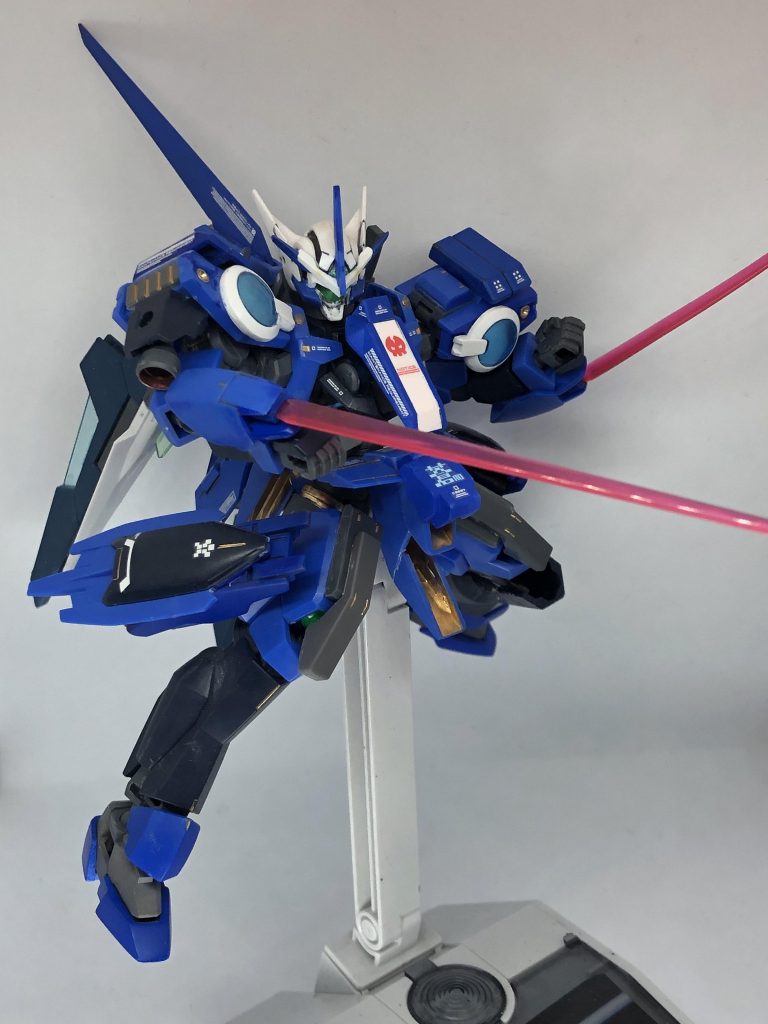 腕部に増設されている「GNガントレット」からは、GNビームサーベルを展開できる様になっており、超近距離における戦闘にも対応できる様になっている。
肩に二本ずつ増設された装甲にもサーベルを搭載している。