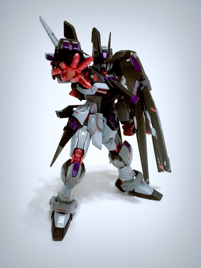 右手には専用のガントレットを装備し、格闘戦時は反転してクローを展開、攻撃力をアップする。また、余剰エネルギーをガントレットから排出することで腕部にかかる負荷を軽減している。