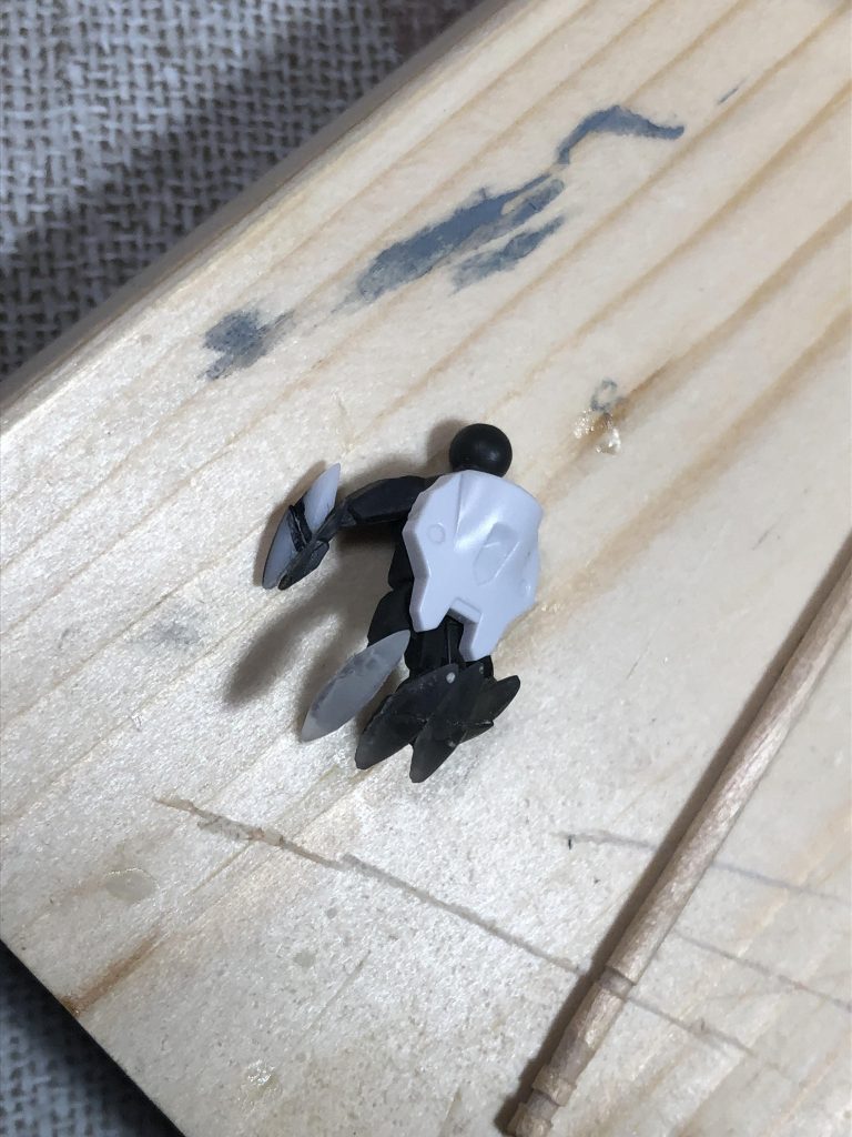 左手の爪はプラ棒から製作してそれをUVレジンで複製して作ってみました( ´∀`)