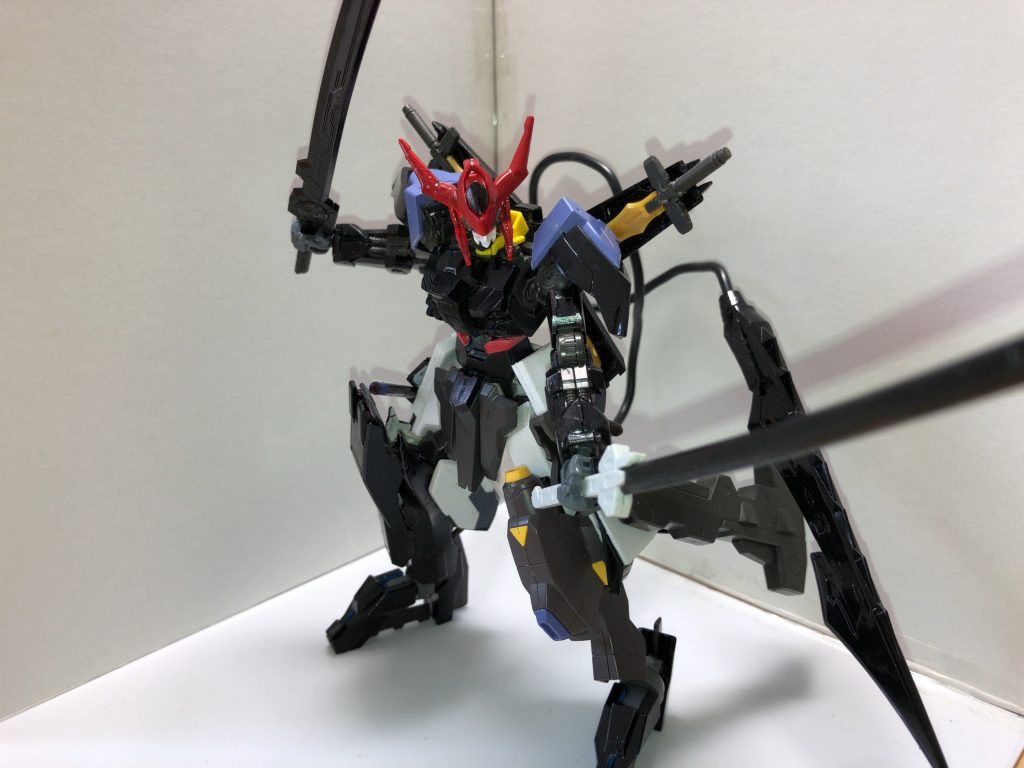 基本は二刀流で戦います
右手に持つ剣を｢ステュクス｣と言い、量産機なら簡単に木端微塵に出来る剣です。
左手に持つ剣を｢コキュートス｣と言い、斬れ味が良すぎるため、どんな装甲でも斬れます。