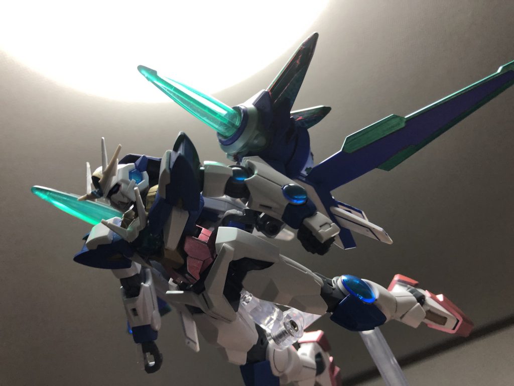 背中に背負ったブレイドの刃を後ろへ回転させればウイングになり、高速で飛ぶことが出来ます。