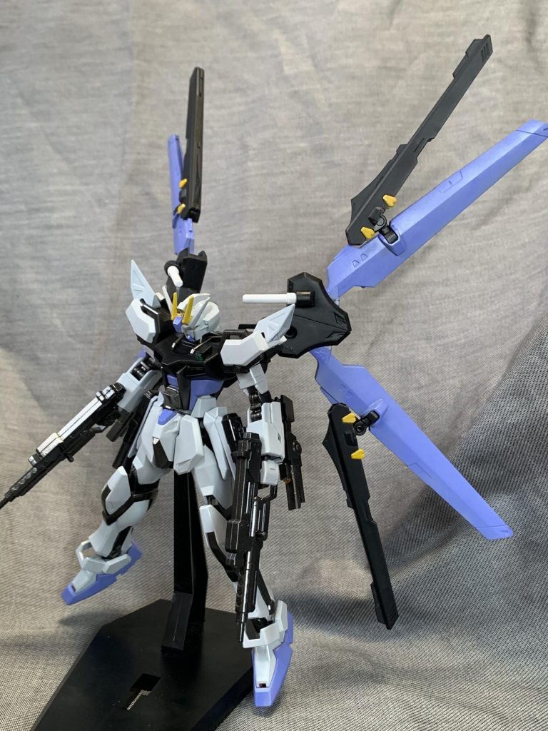 ハイマット形態
ストライカーを展開した状態でフリーダムのハイマットを参考にしている