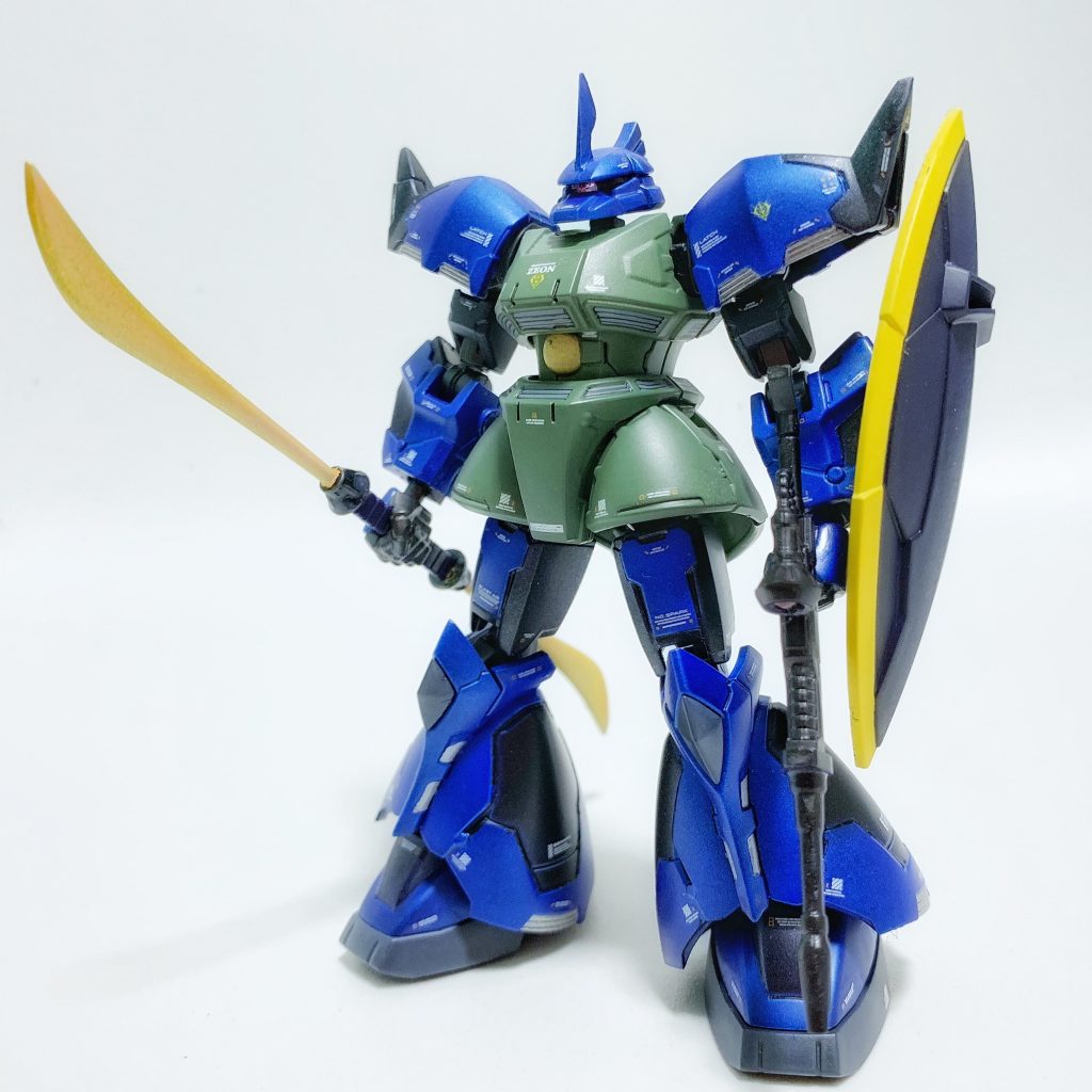 武装(ビーム薙刀、ビームライフル、シールド)も装備させて。ゲルググってバックパックがないんですね?