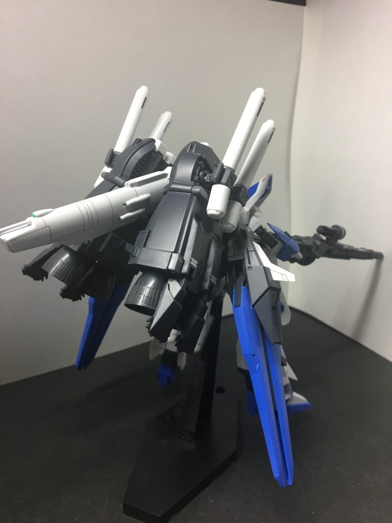 MS形態。
背部
バックパックはイージーアームズを素体にEx-sガンダムとアメイジングストライクフリーダムのバックパックをミキシングして製作。
ブースターが大きいのでMS形態だと背部がわかりにくい…(⌒-⌒; )