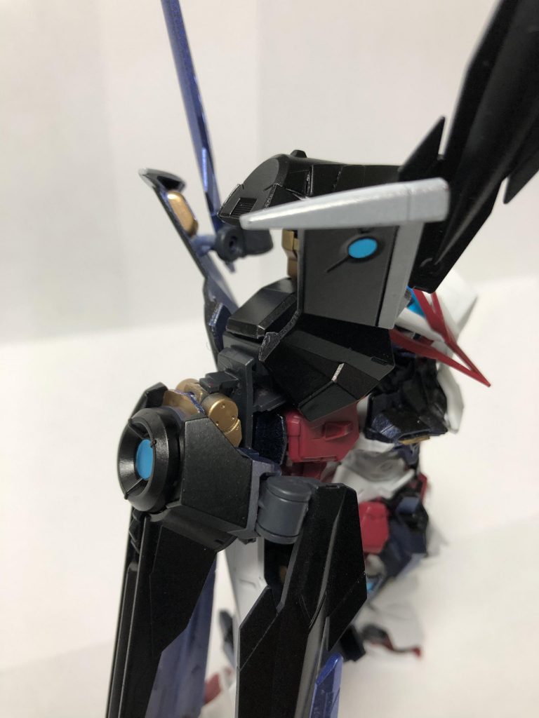 いよいよ変形です
@ina_roboさんの作例を参考に可動軸を仕込み、肩付近のパーツの角度を変更