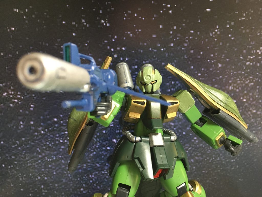 フォトンライフル。胴体内蔵のビーム砲からライフルに。キャノンより射程は劣るが威力に優れる。第3次のドルーキンが何か持っていたのでそれっぽく。