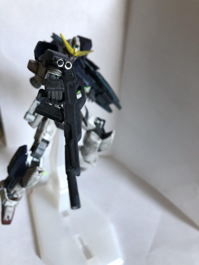 腕のバルカンはダブルエックスの腕についてるパーツにプラパイプを接着しています。