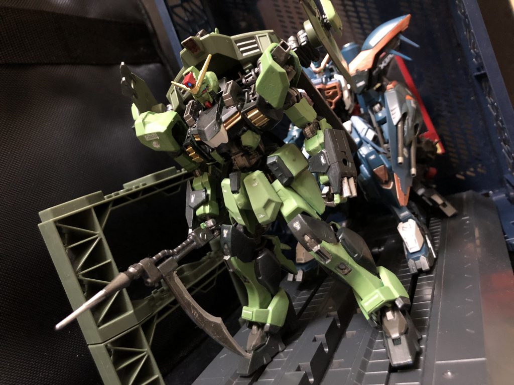 アズラエル「フフ。さあて、オーブがどうでるか、見ものですね...。」
oyz「失礼しますっ！GUNSTARDOM及びファントムペイン所属、今回MS制作を担当させて頂きました。oyzと申しますっ。」
アズラエル「やあ、待っていたよ。なにやらファントムペインでは敵のエース機を撃破したという実績を残したようだねぇ。」
oyz「ハッ！ありがとうございます！(撃破したのルナマリアだけどね。)」
アズラエル「まあ、今回はその実績を評価して、ボクの部隊のガンダム3機を改修して貰った訳だよ。もう改修は終わったんでしょうねぇ？」
oyz「もちろんです！」
アズラエル「じゃあもちろん今回の作戦には全機投入できるよねぇ？」
oyz「ハッ！その....大変申し訳難いのですが、今回はその内の１機だけでお願いしたいのですが...。」
アズラエル「ん？それはどうゆう訳かな？もちろん出資者である、この盟主王アズラエルを納得させてくれる回答を用意してあるよねぇ？」
oyz「ハ、ハイ！それはもう、、！！実は今はGUNSTAさんでSEEDコンの真っ最中でして....、一気にここで3機投入するのが惜しいというか、いや、なるべく多くの方に見て頂くには、分散してプレビューした方がいいかなぁと思いまして。」
アズラエル「ふうん。まぁいいでしょう。プレゼンはまずは観てもらわない事にはって事だね。で？今回の作戦、戦力的に１機だけで充分なのかなぁ？そこの所は考えてるよねぇ？」
oyz「ハ、ハイ！今回は海中からオーブへ強襲をかける作戦なので、フォビドゥンと、うちのアビスを出撃させます。」
アズラエル「ふうん。それじゃあお手並み拝見と行こうかねぇ。」