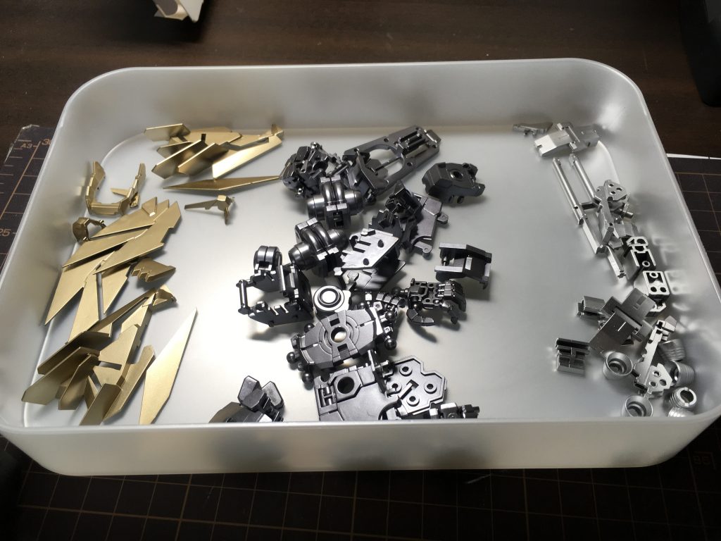 各種金属色。左からEXゴールド、フレームメタリック2、EXシルバーです。