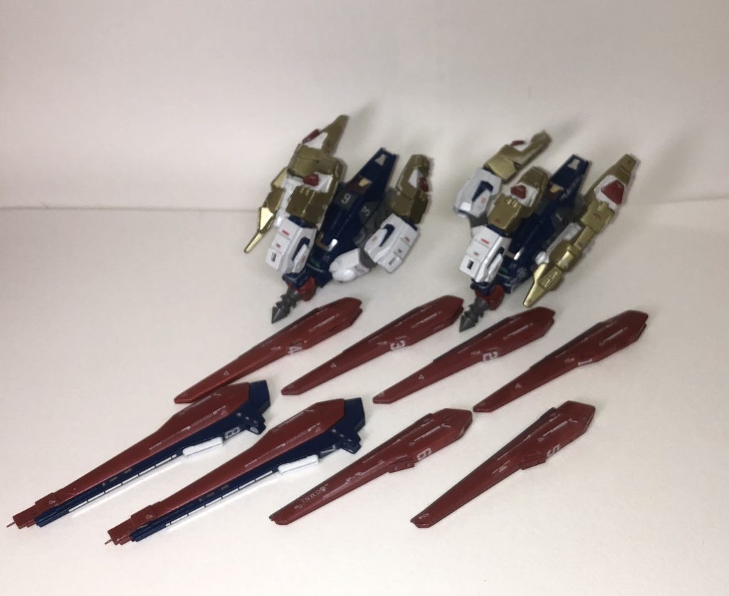 ドラグーン一覧
手前に並べてあるのがブレイズドラグーン。
1番から8番までの番号が割り当てられており、一応懸架場所が決まっている。
1〜4は通常のドラグーンと同等の物。
5〜6は微妙に強い気がする物。
7〜8は強力かつ射程の長い物。
奥にあるのがブレイクドラグーン。
風穴をあけるためのスパイクとアルミューレ・リュミエールの発振器を備えている。
壊されると困るので、滅多に使わない。が、高出力攻撃に対する防御壁やパワーゲート展開の為には積極的に使っていく。