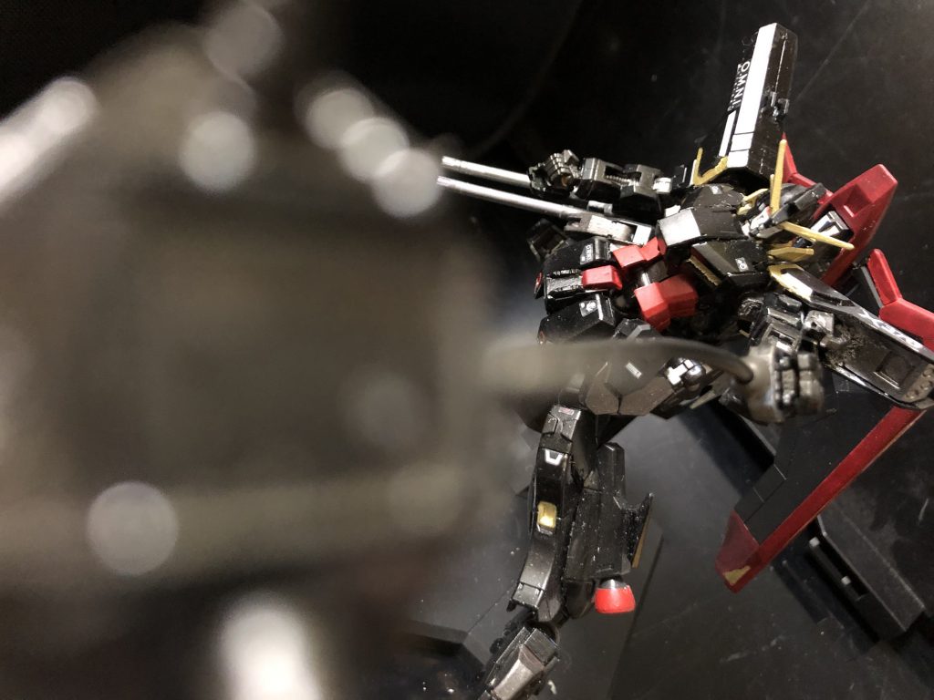 クロト「ヒャァハハハハハハ！そりゃああああ！滅殺！！」
oyz「破砕球“ミョルニル“近接格闘用の鉄球もといハンマー。 雷神が持つ鎚の名に恥じぬ威力を持っており、PS装甲にすら大きなダメージを与える。 
ちなみにワイヤーには耐ビームコーティングがなされており、振り回すことでビームを防ぐことだ出来るトンデモ兵器だ。ちなみに、デザインがダサかったのでプラ板で作りましたー。」
クロト「ヒャハハハ！ヤるじゃねえかあ！！コイツらまとめて滅殺！」