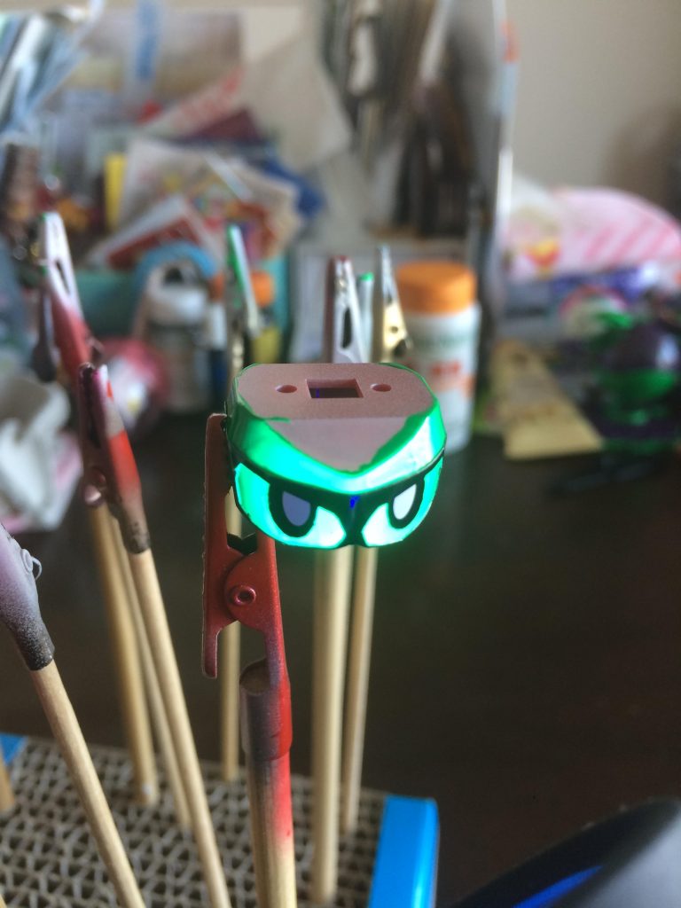 目はシールの緑の部分を切り取り、蓄光塗料を塗ってから黒い部分だけ貼りました。