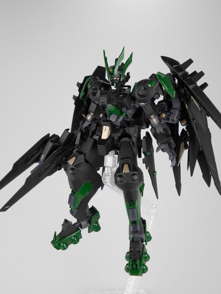 正面。頭部は小型ビーム砲に変更しています。