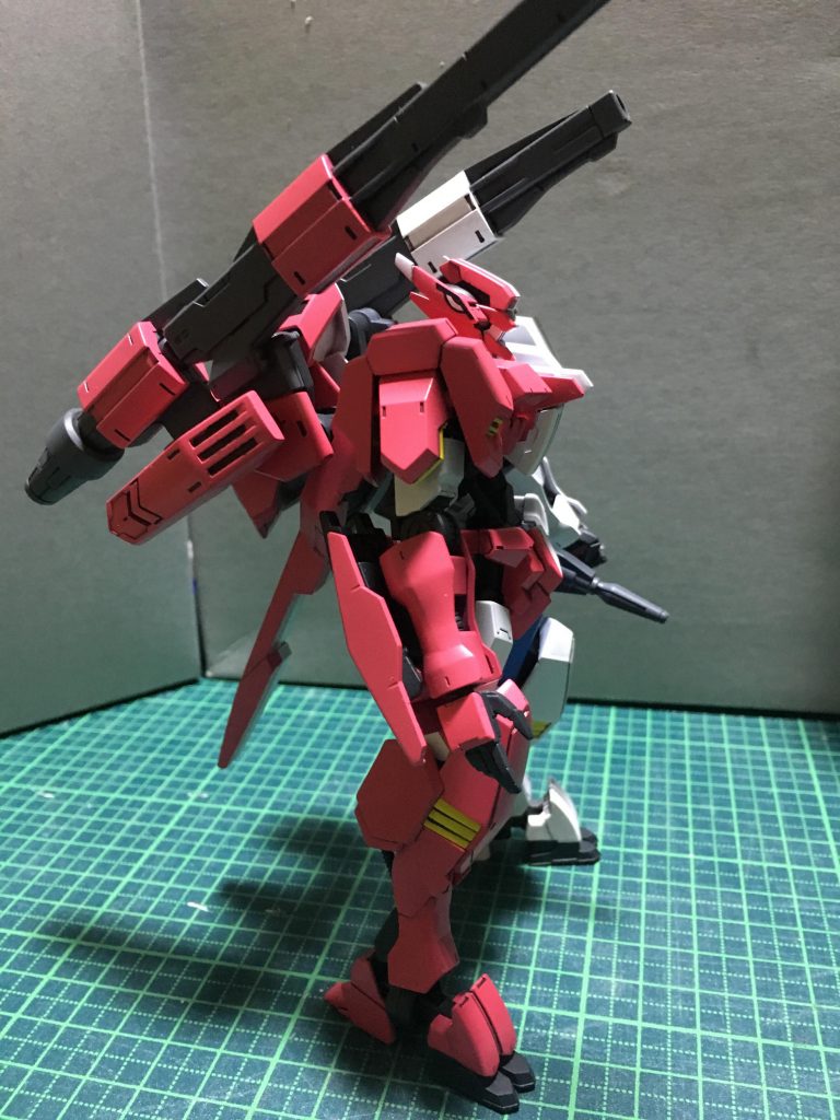 シノカラーサイドから。目のマークは鉄血キット用のデカールを使用しました。