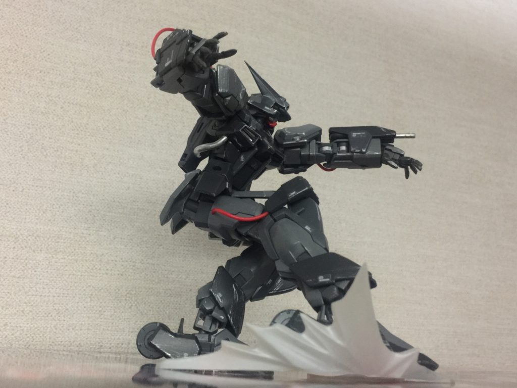 両足に装備したダッシュローラーにより地上での高速戦闘を得意とする